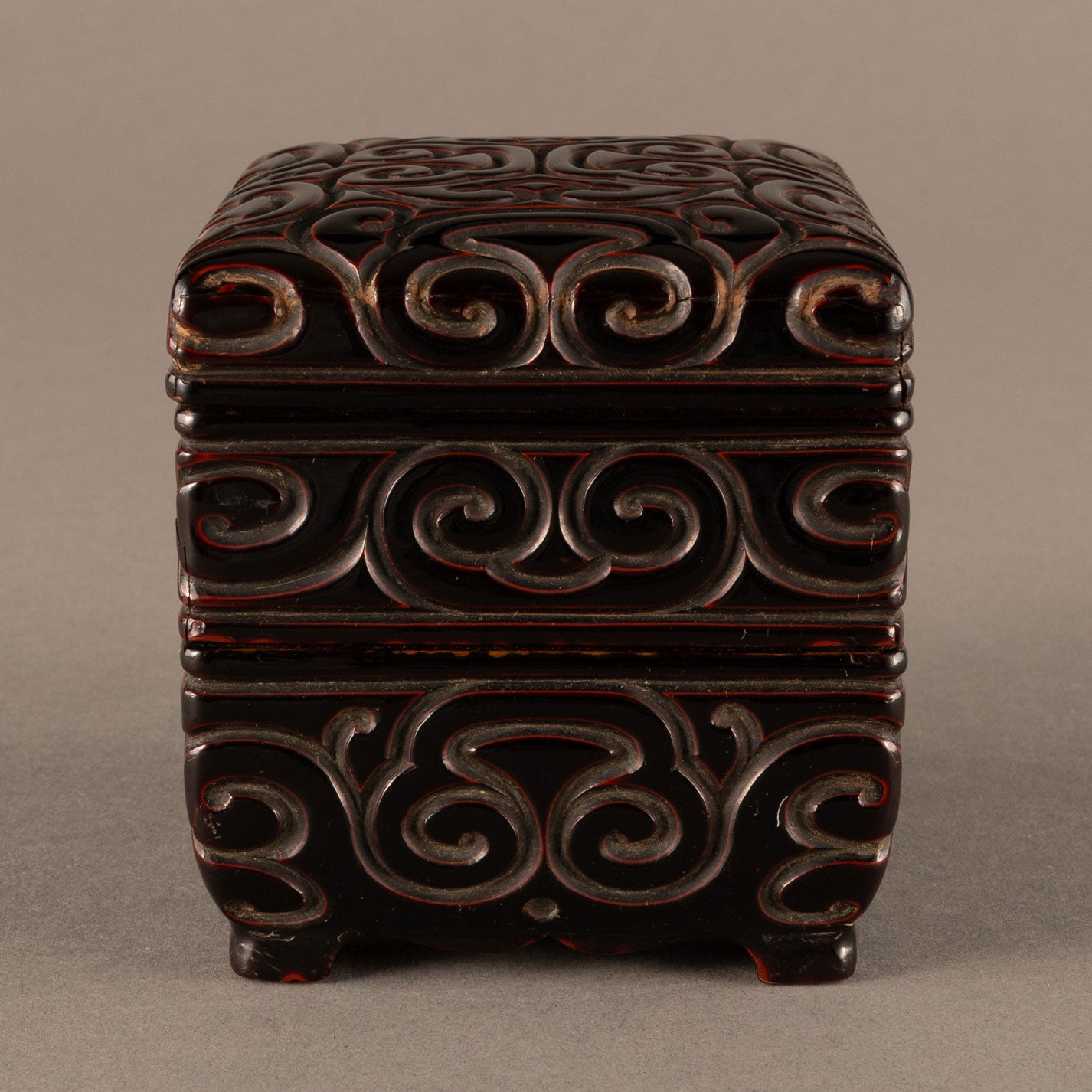 Black and red kurile crest two-tiered small box