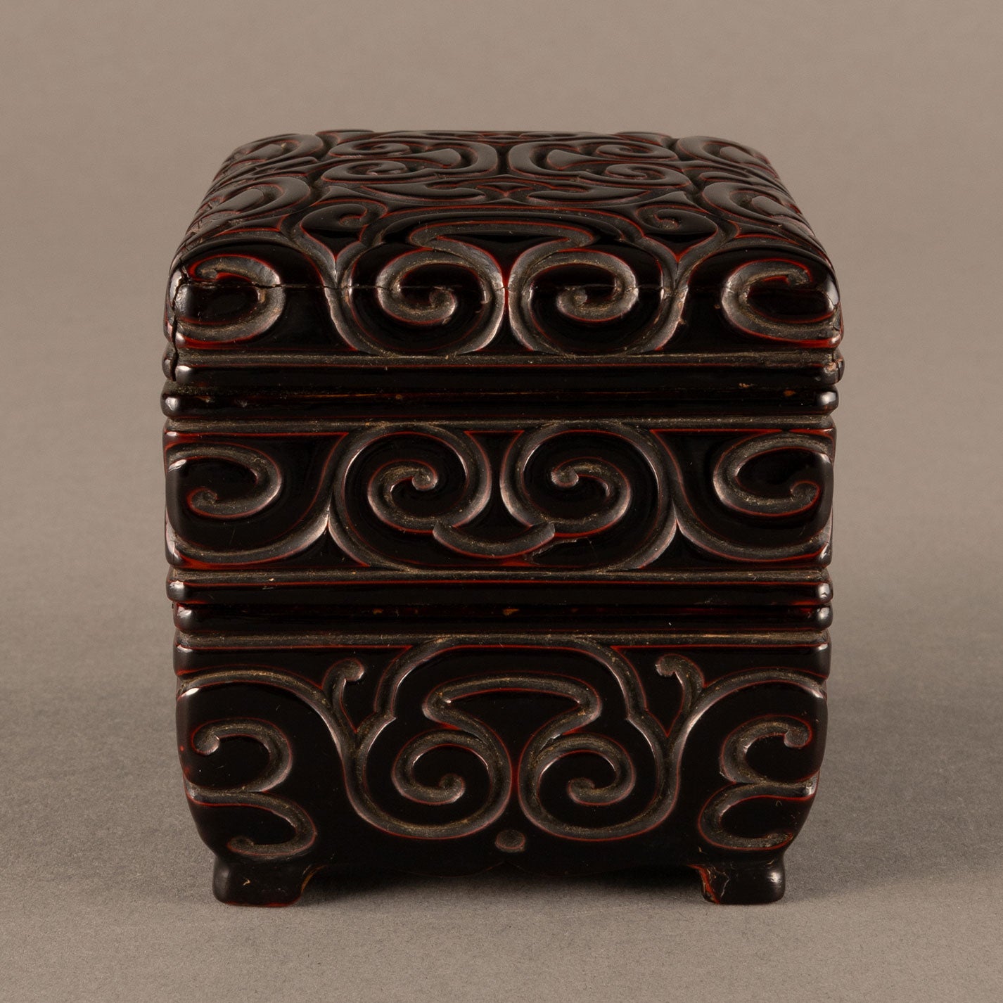 Black and red kurile crest two-tiered small box