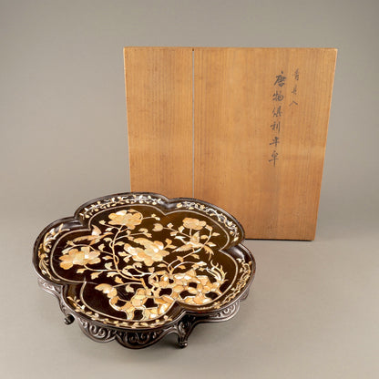 螺鈿牡丹文輪花形平卓