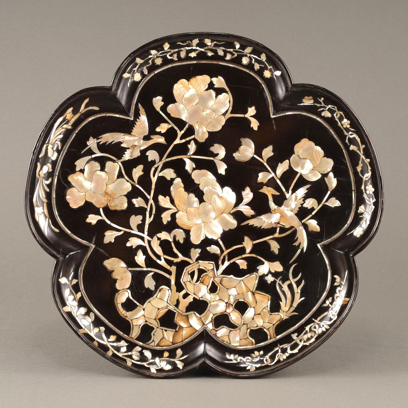 螺鈿牡丹文輪花形平卓