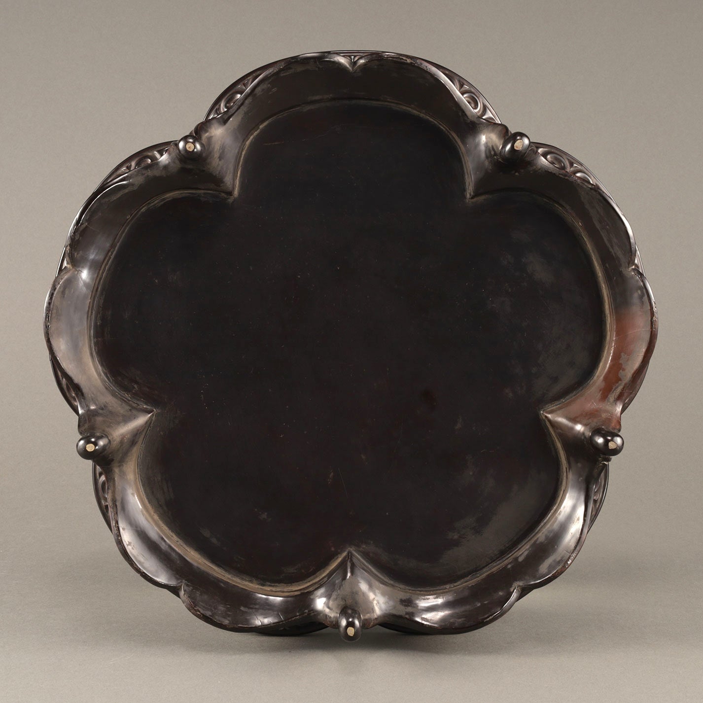 螺鈿牡丹文輪花形平卓