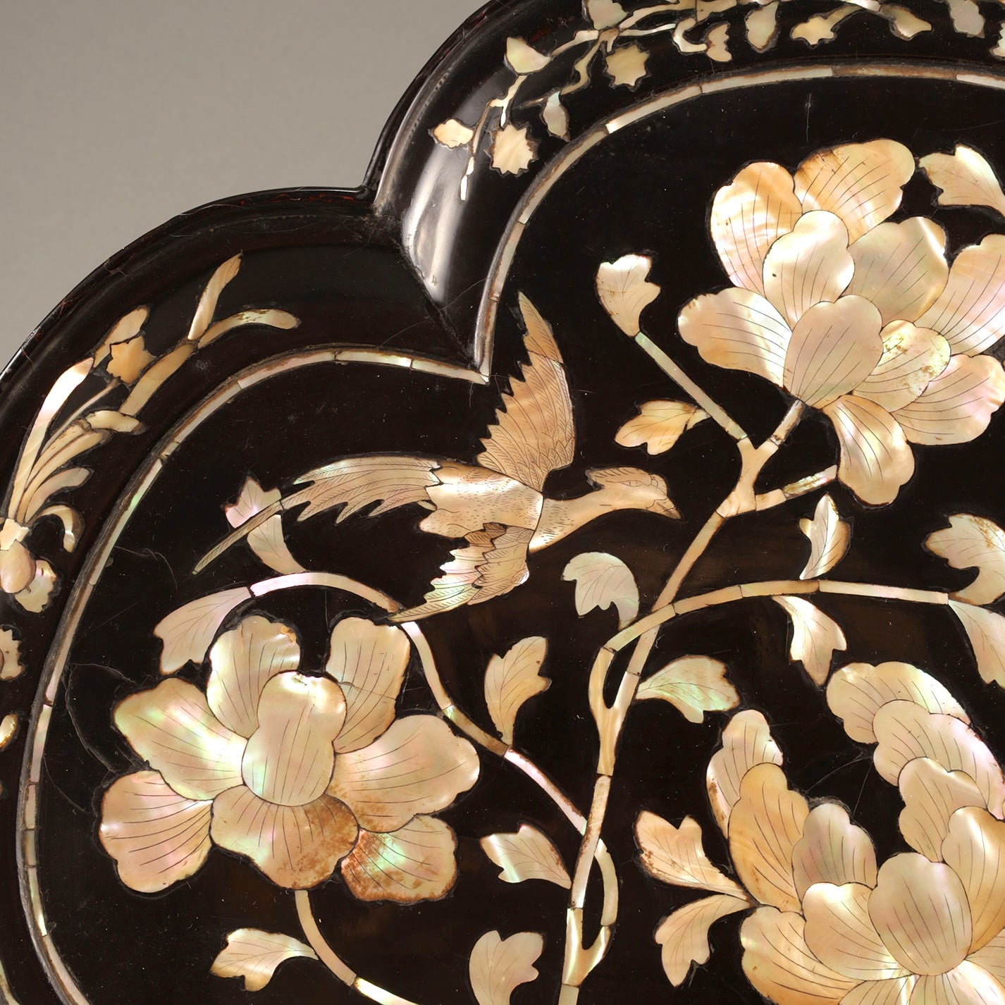 螺鈿牡丹文輪花形平卓