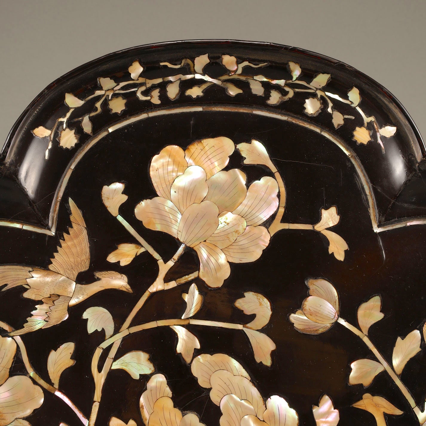 螺鈿牡丹文輪花形平卓