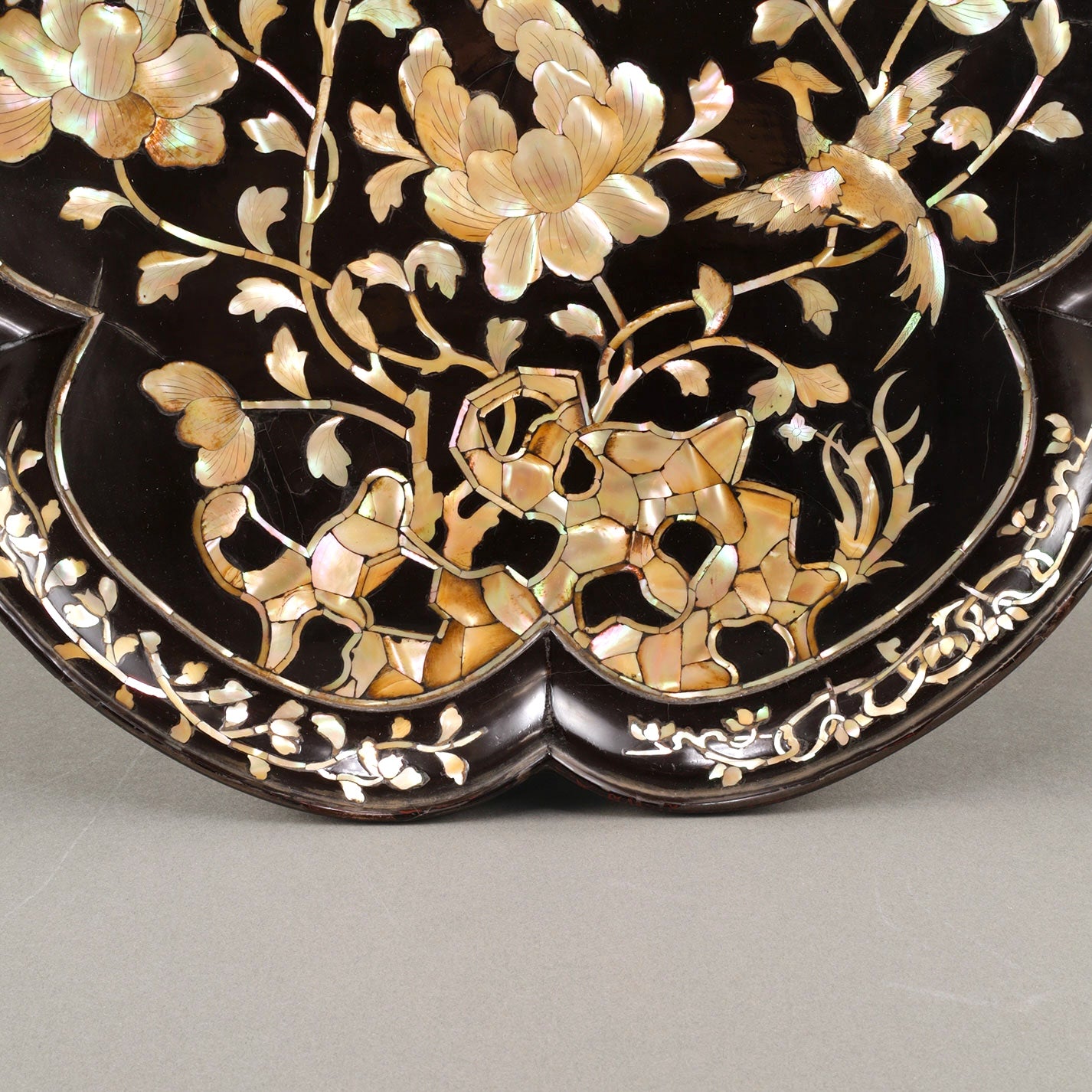 螺鈿牡丹文輪花形平卓