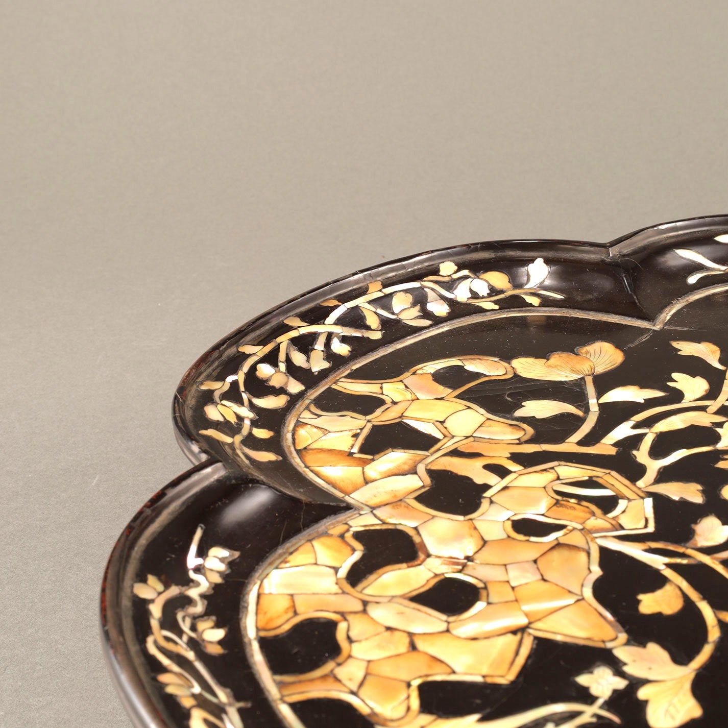 螺鈿牡丹文輪花形平卓