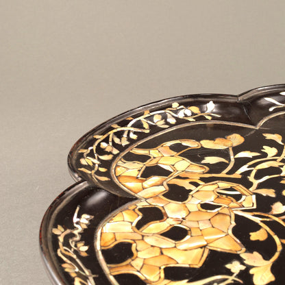 螺鈿牡丹文輪花形平卓