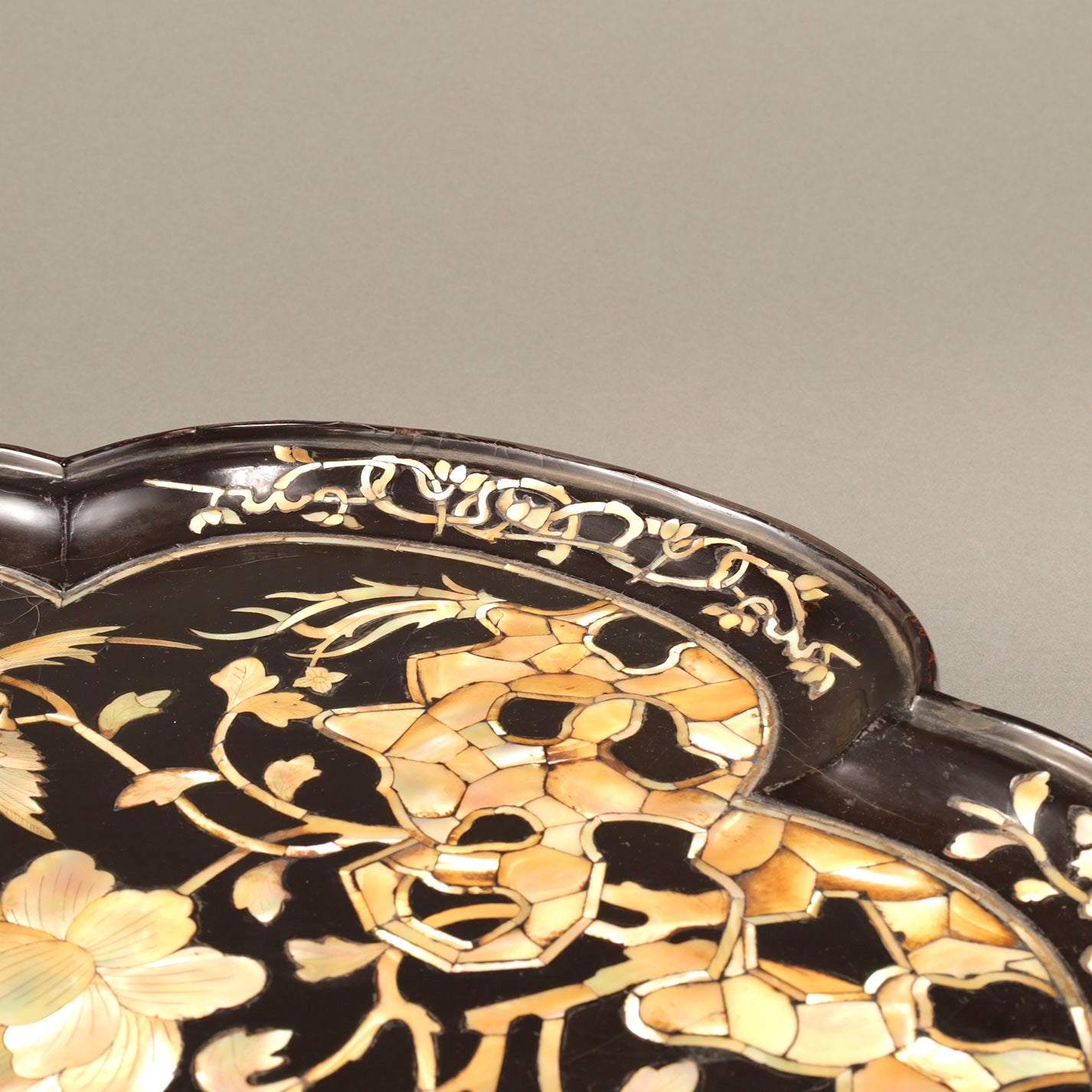 螺鈿牡丹文輪花形平卓