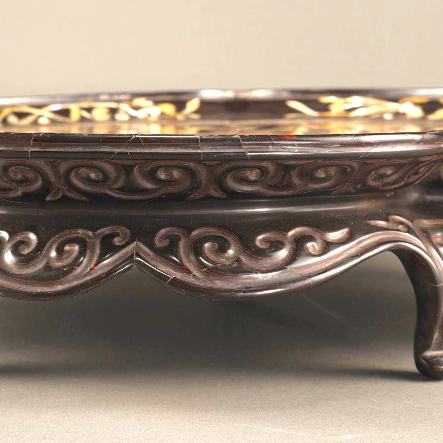 螺鈿牡丹文輪花形平卓