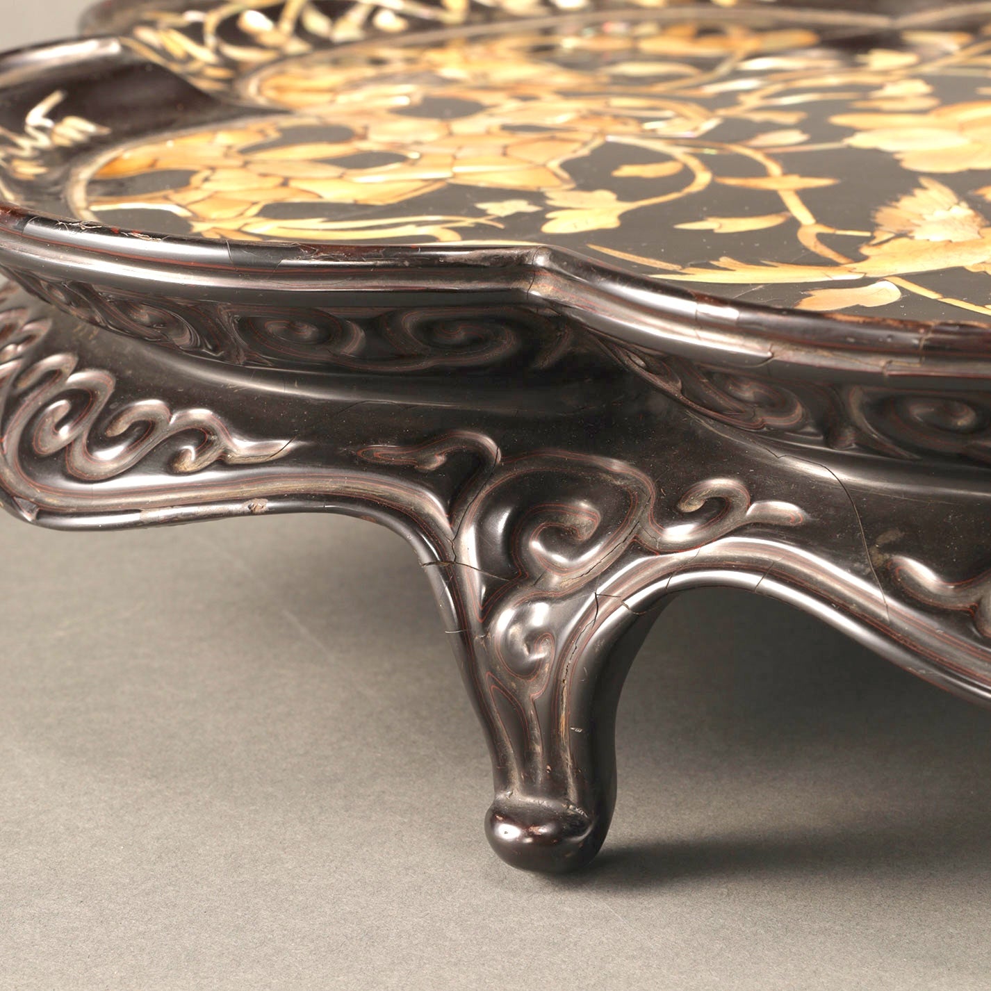 螺鈿牡丹文輪花形平卓