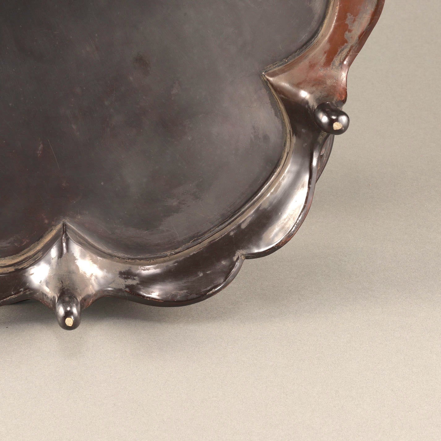 螺鈿牡丹文輪花形平卓