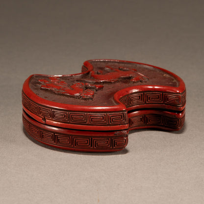 分銅形張果老圖堆朱香盒