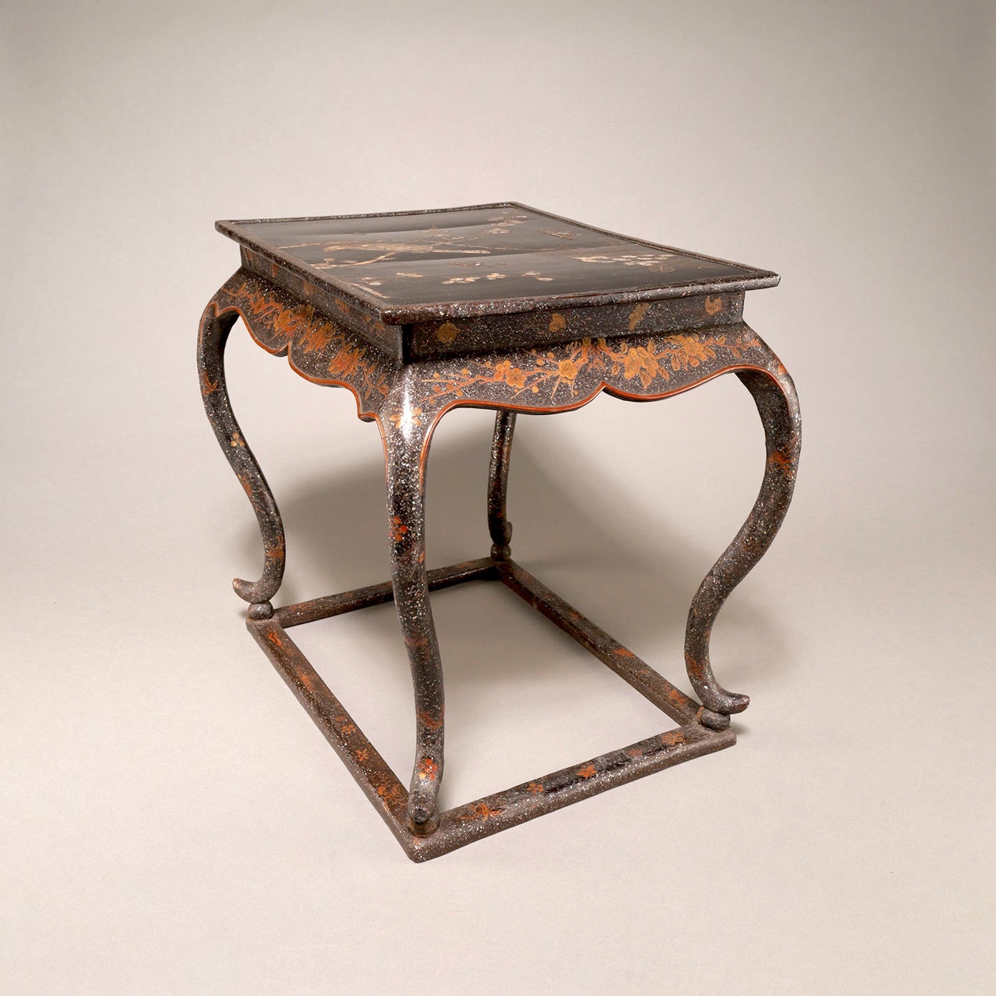 黑漆螺鈿花鳥紋花臺