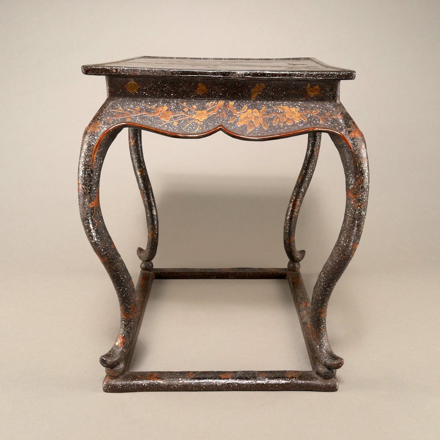 黑漆螺鈿花鳥紋花臺