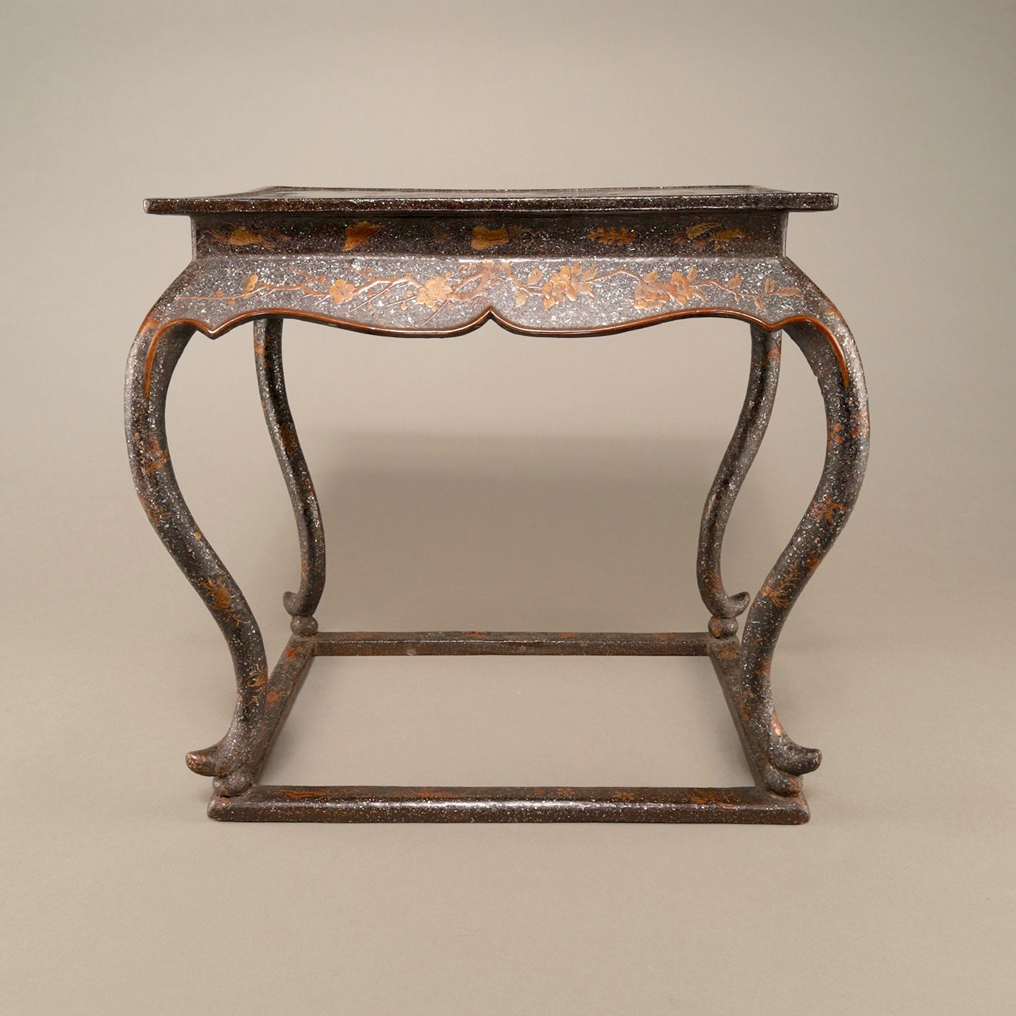 黑漆螺鈿花鳥紋花臺