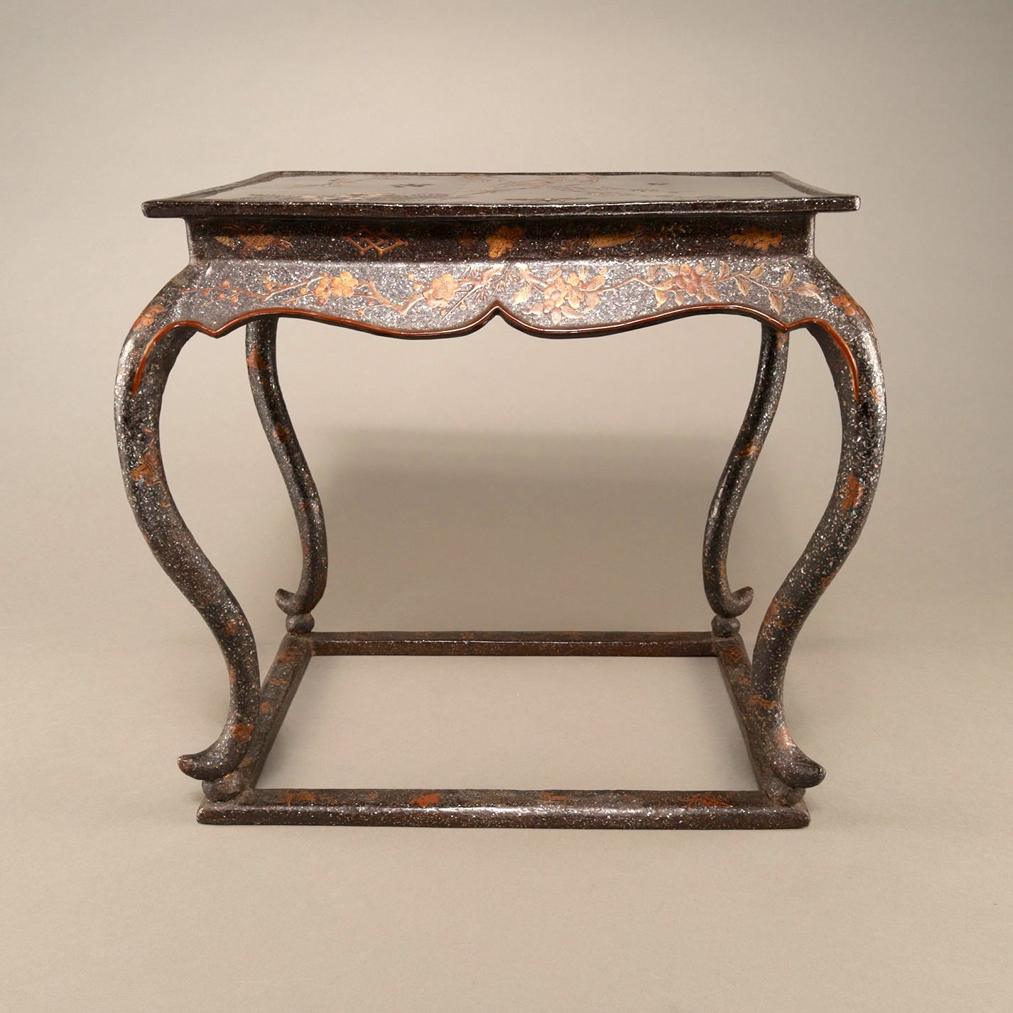 黑漆螺鈿花鳥紋花臺