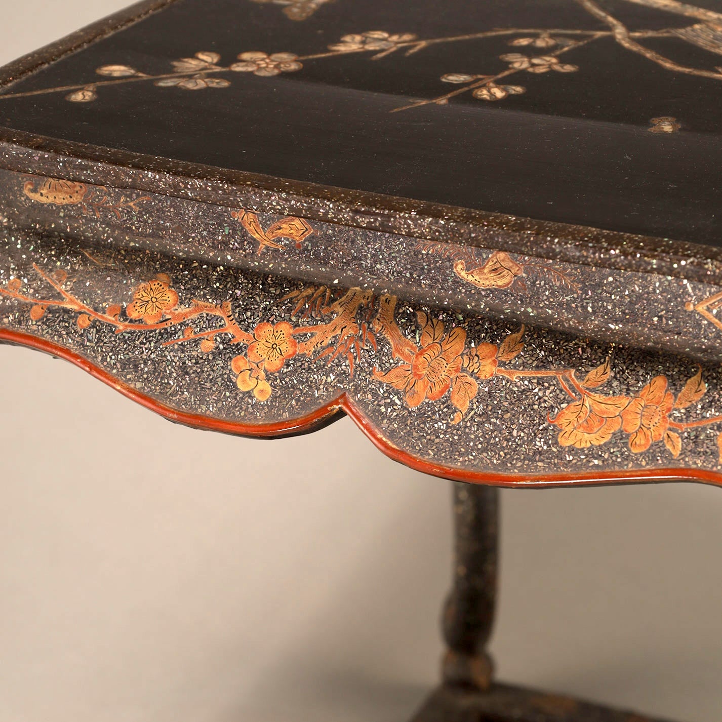 黑漆螺鈿花鳥紋花臺