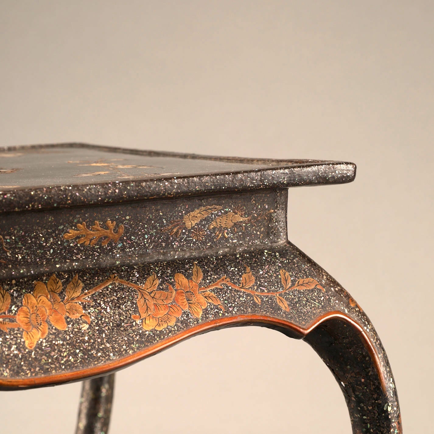 黑漆螺鈿花鳥紋花臺