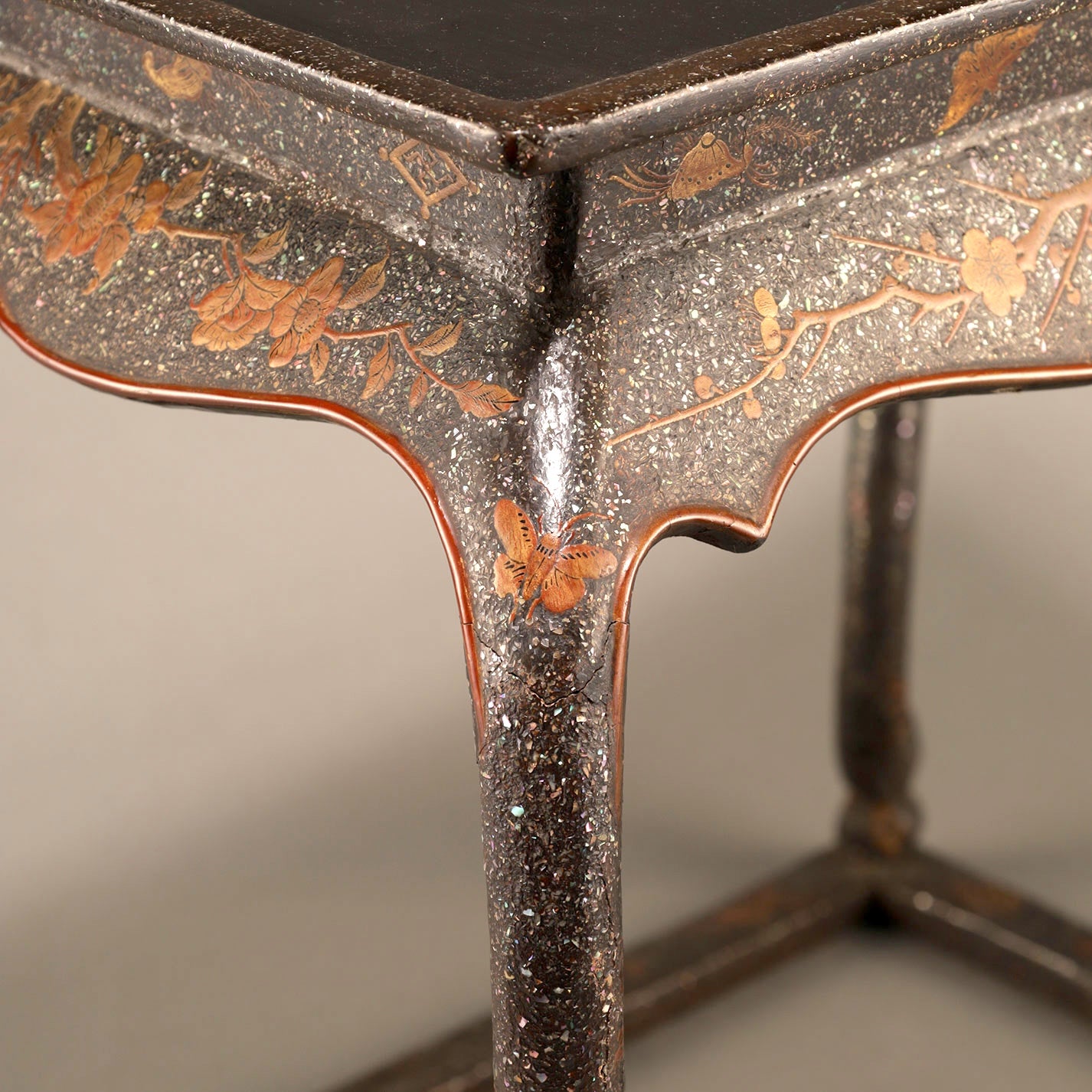 黑漆螺鈿花鳥紋花臺