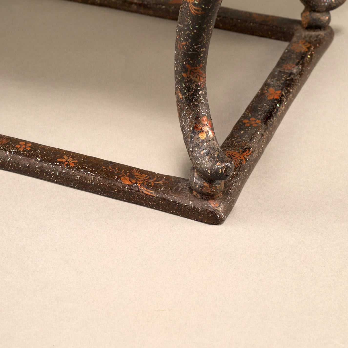 黑漆螺鈿花鳥紋花臺