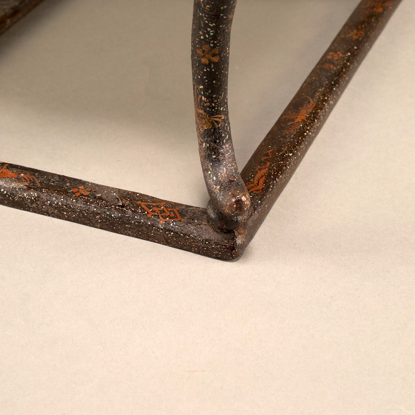 黑漆螺鈿花鳥紋花臺