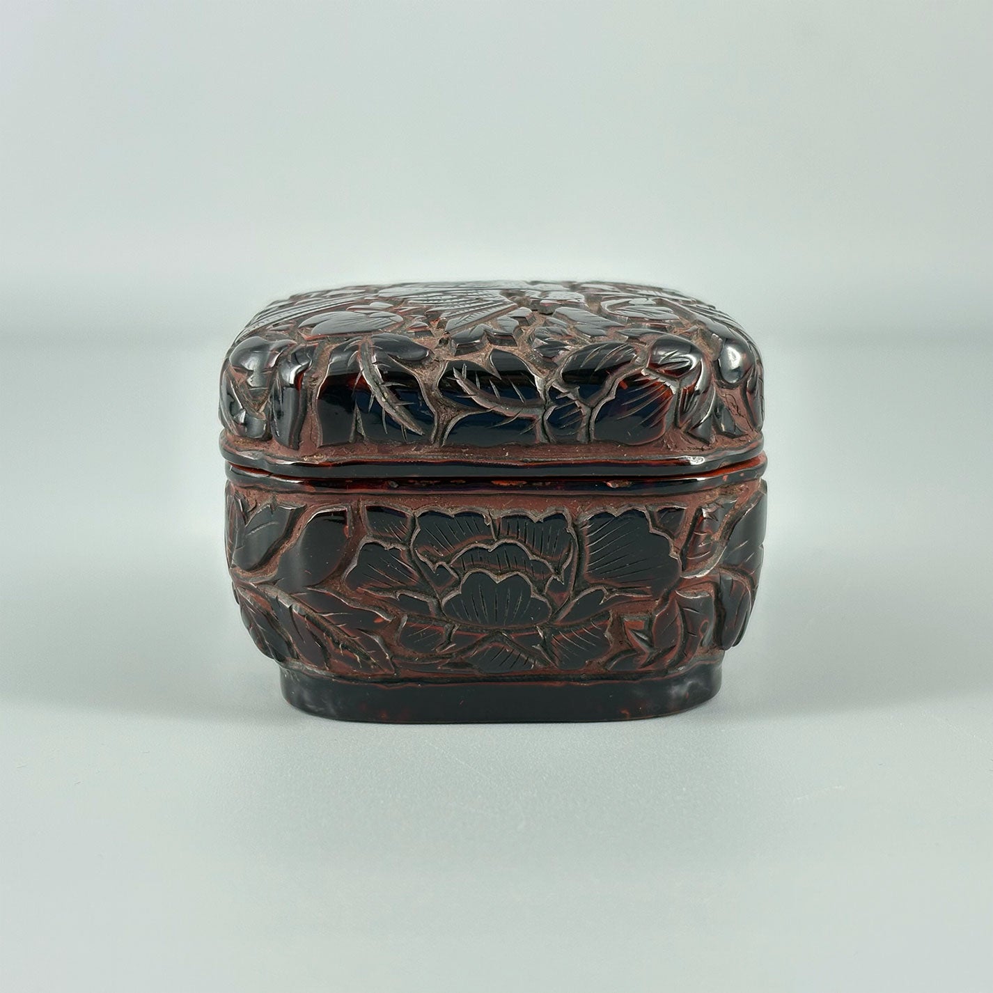 剔犀花鳥紋香盒