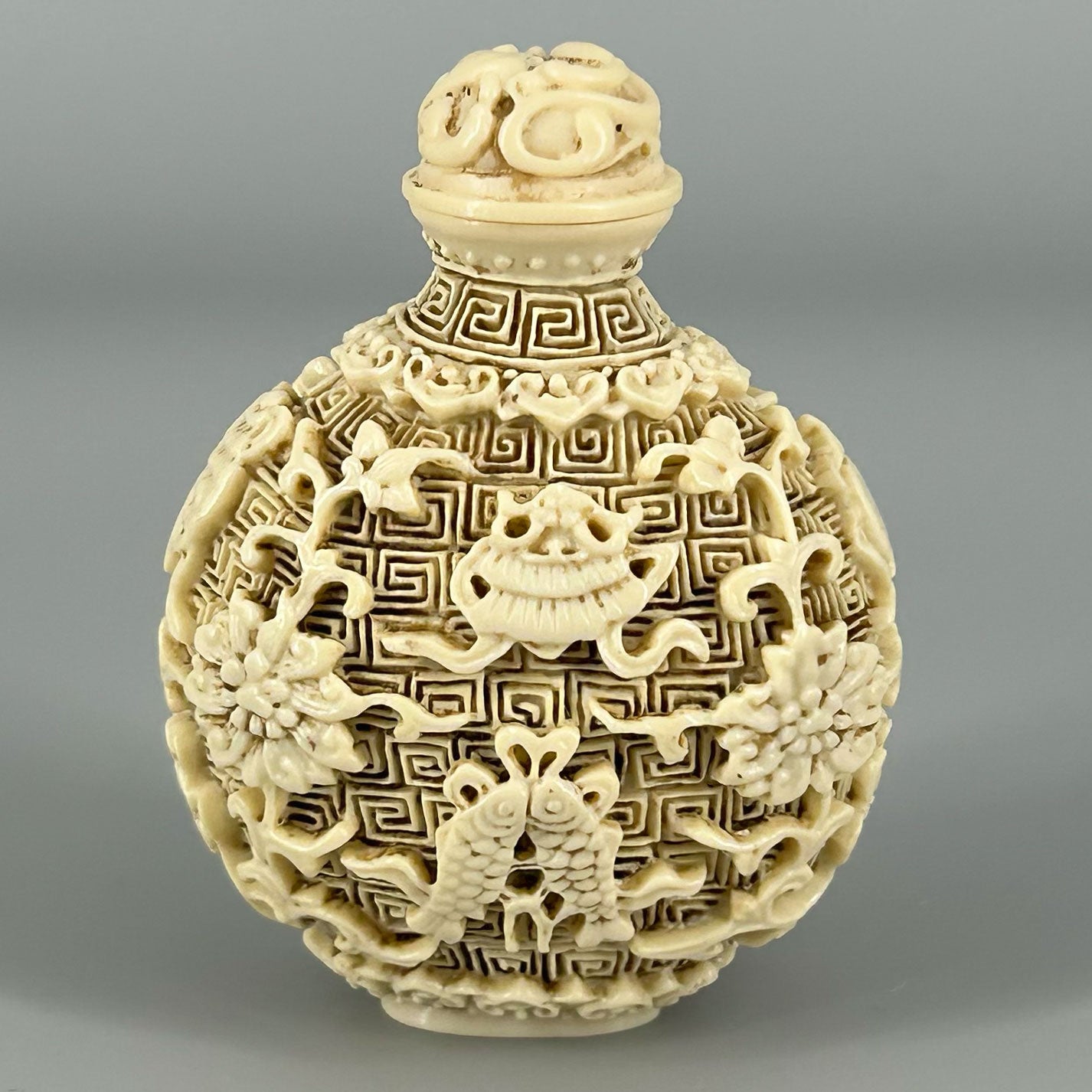 Ivory snuff bottle