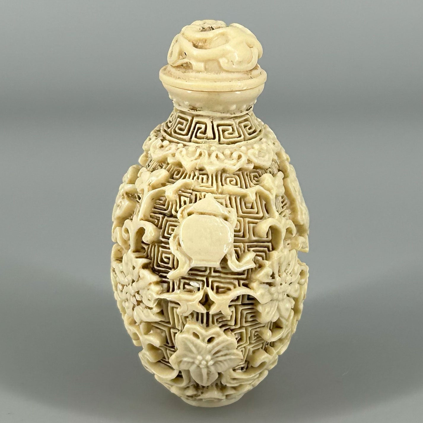 Ivory snuff bottle