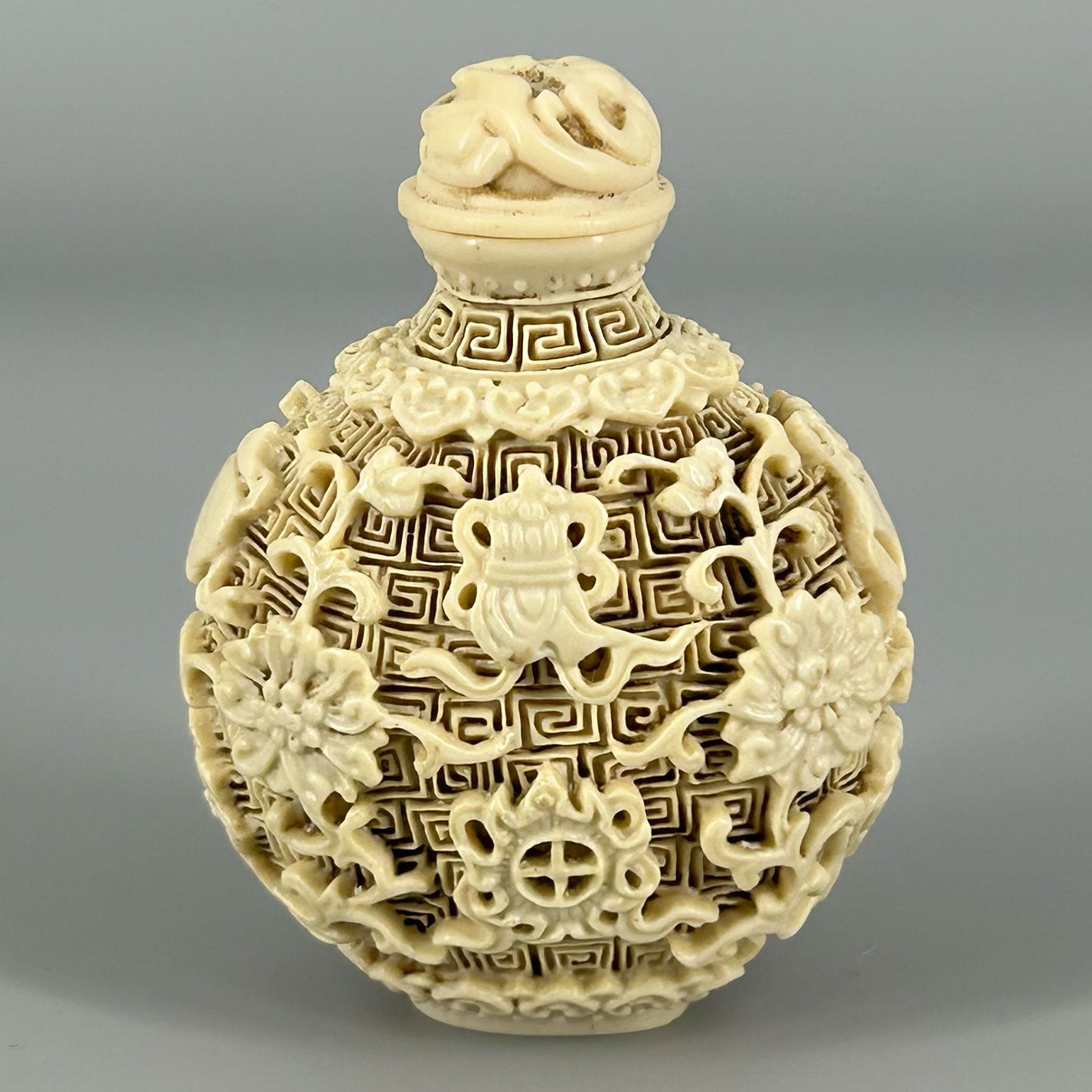 Ivory snuff bottle