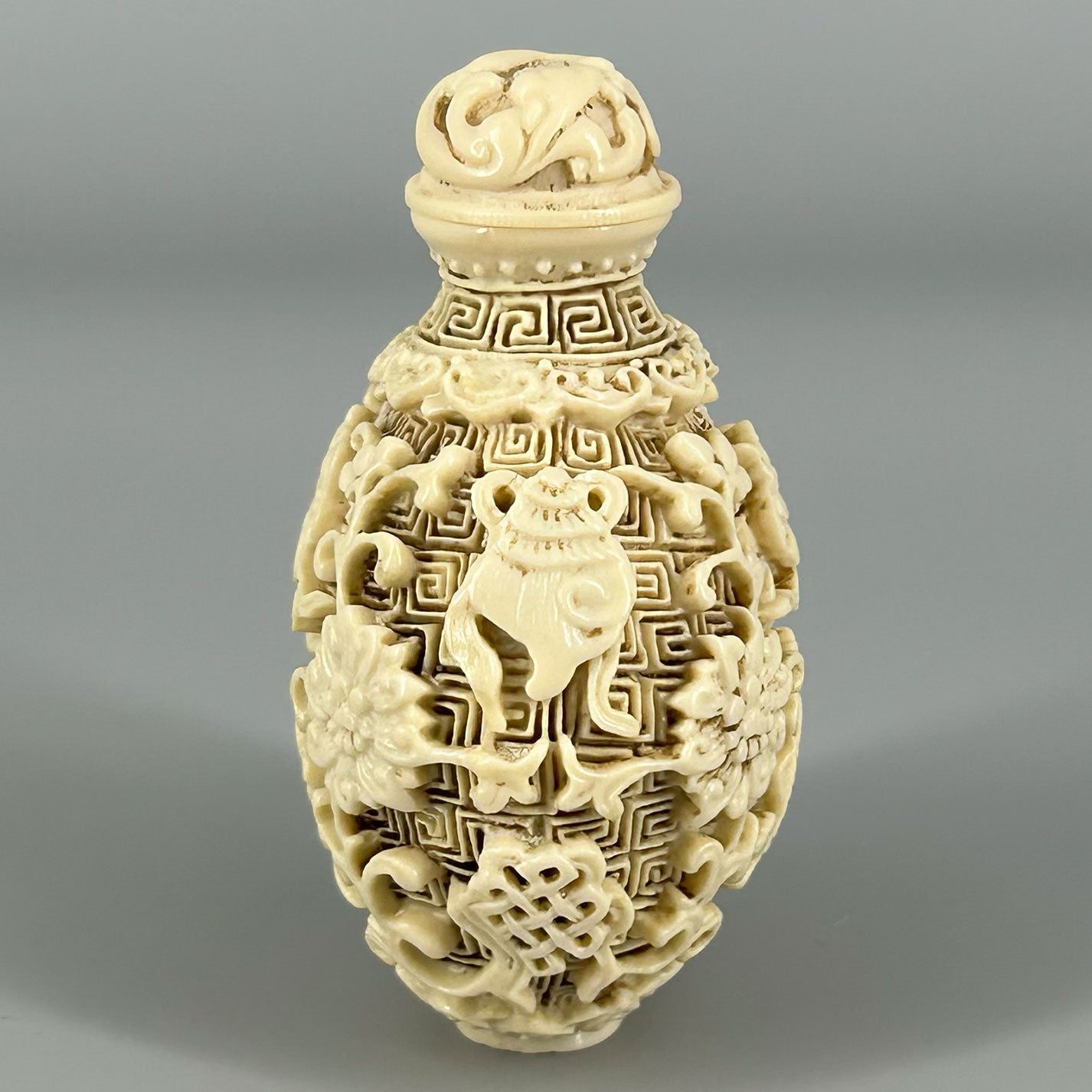 Ivory snuff bottle