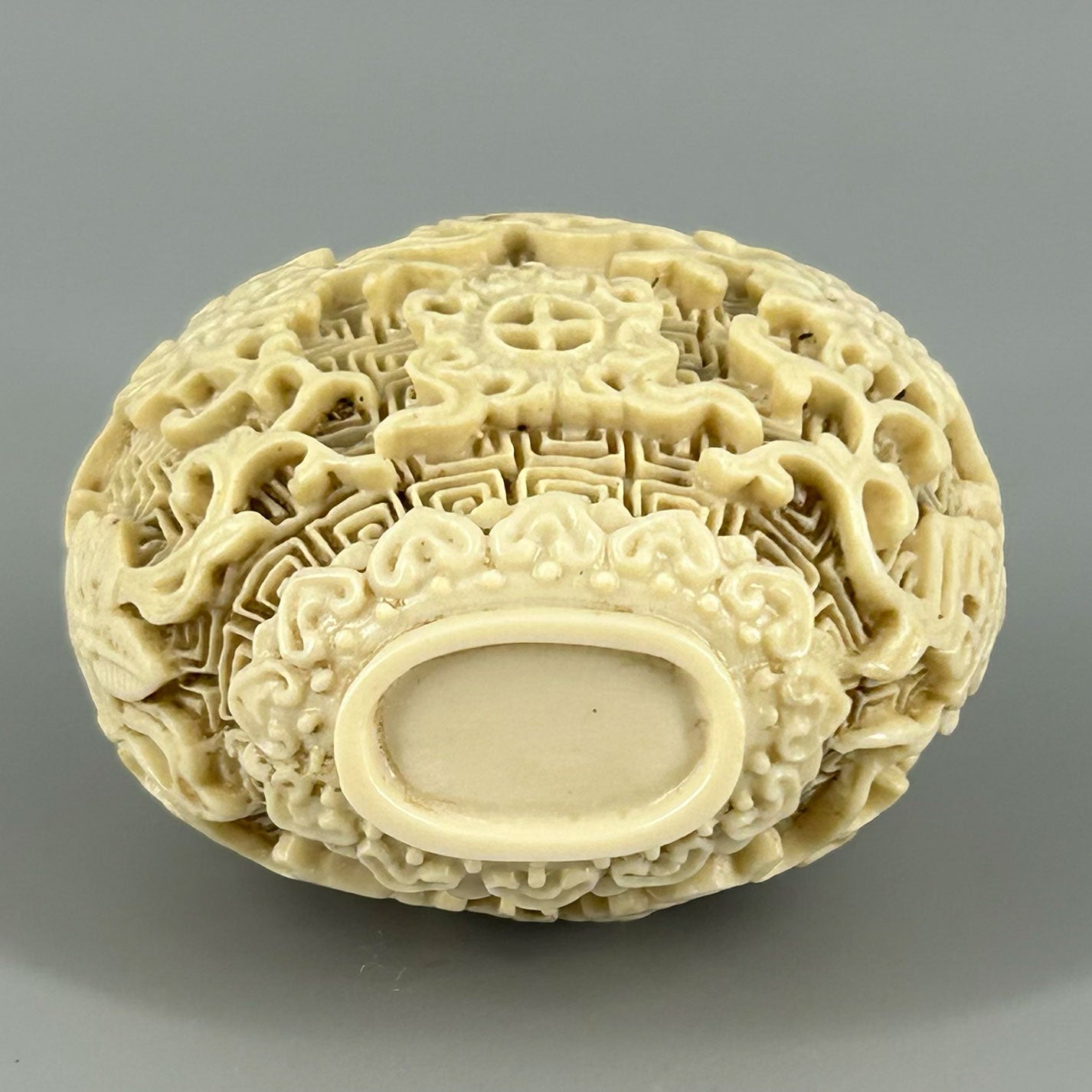 Ivory snuff bottle