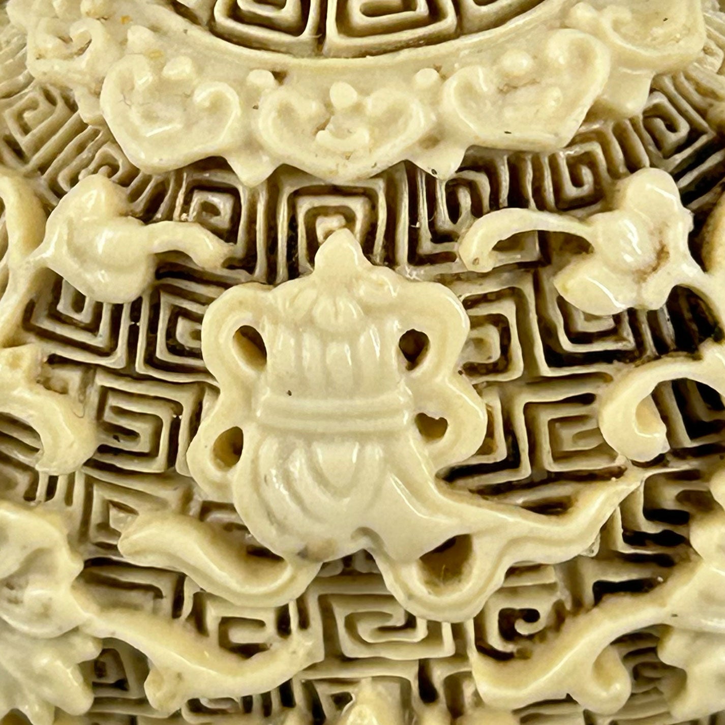 Ivory snuff bottle