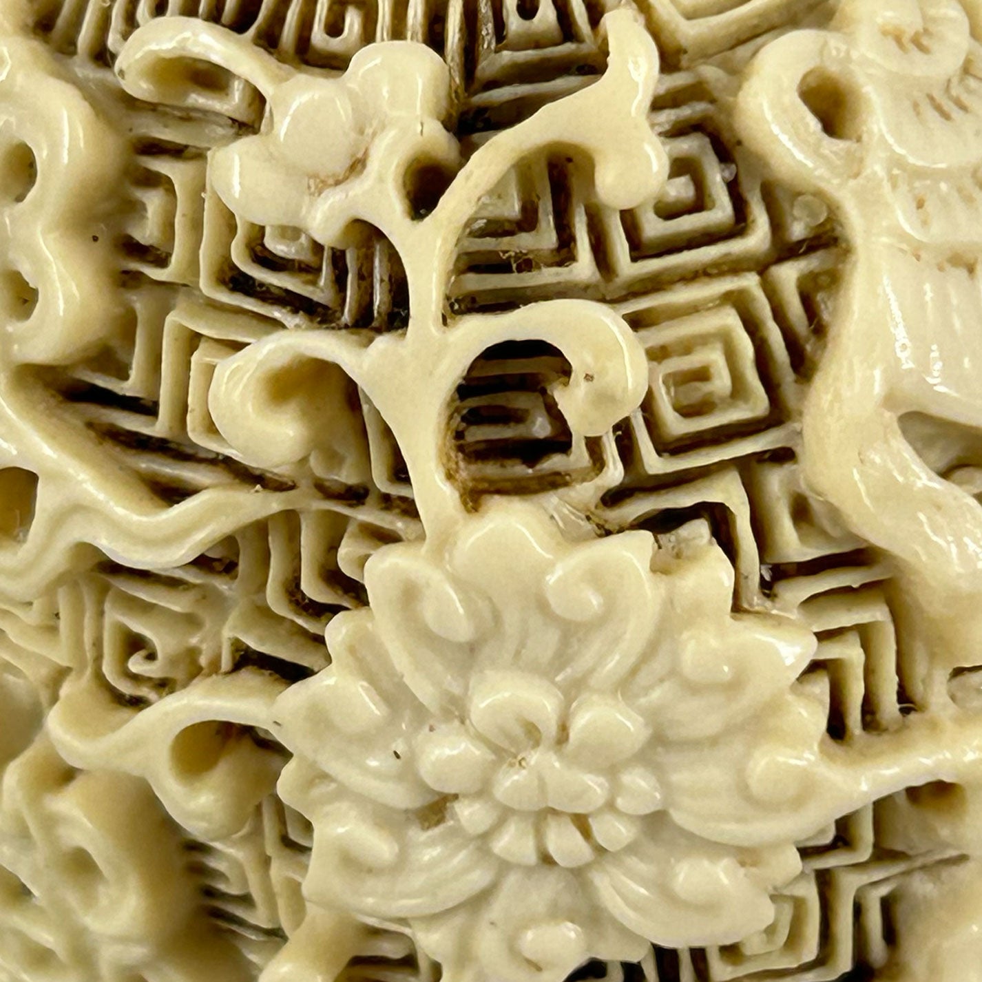 Ivory snuff bottle