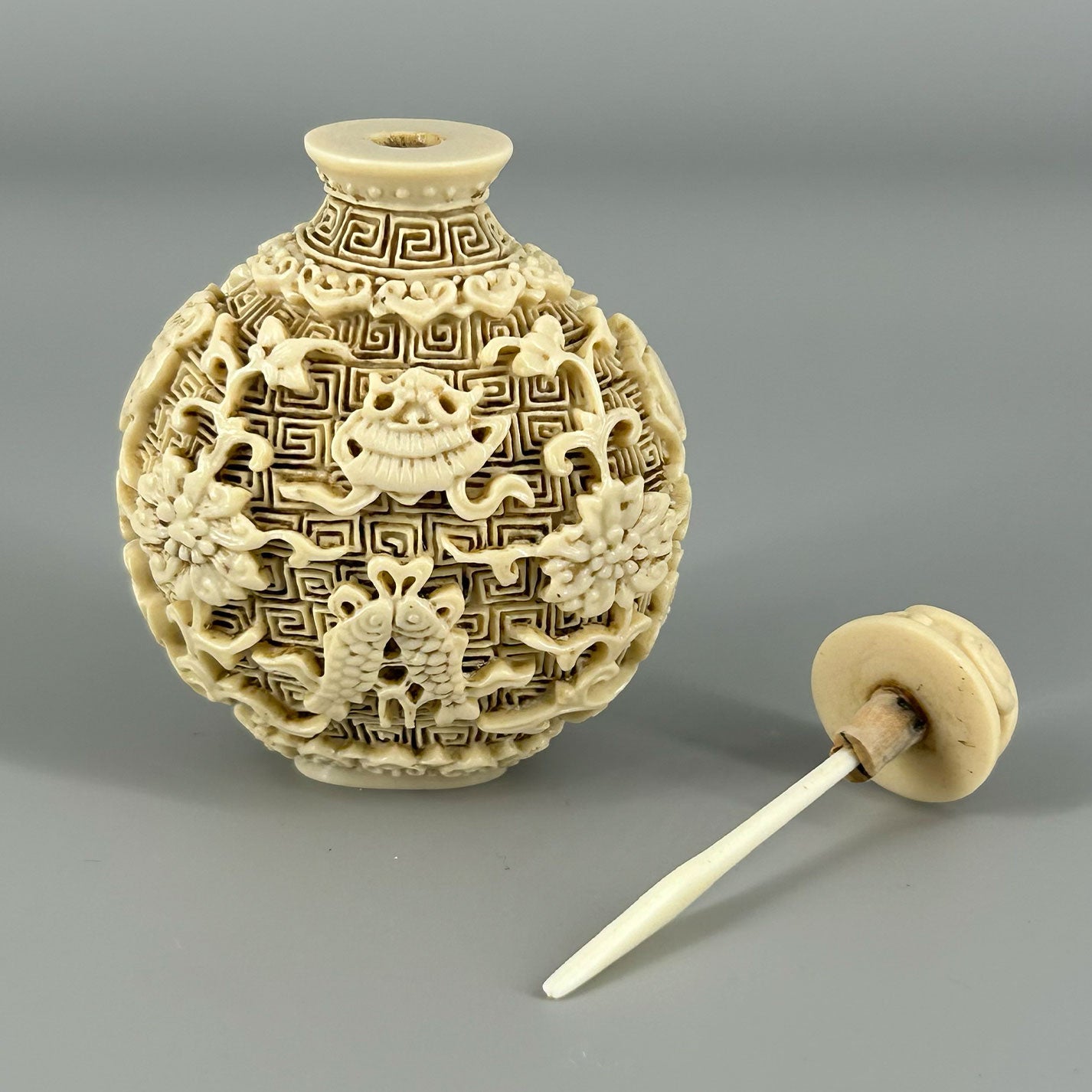 Ivory snuff bottle