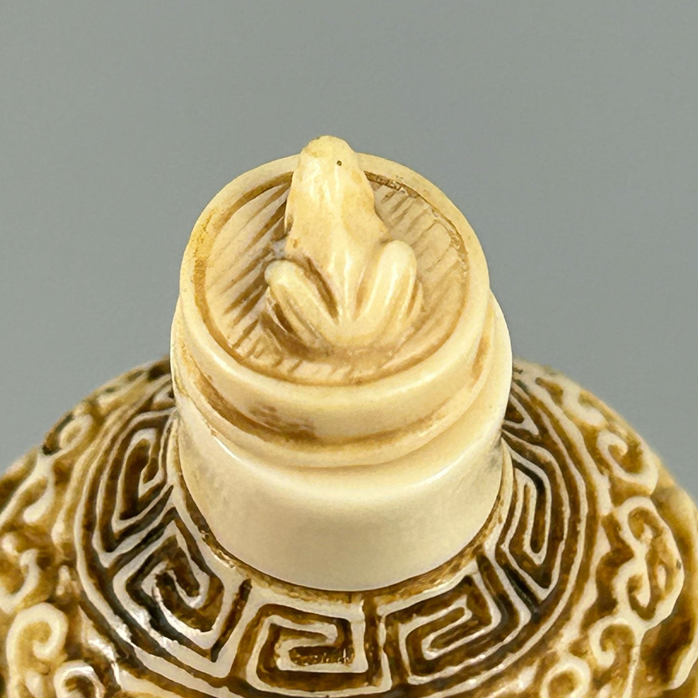 Ivory snuff bottle