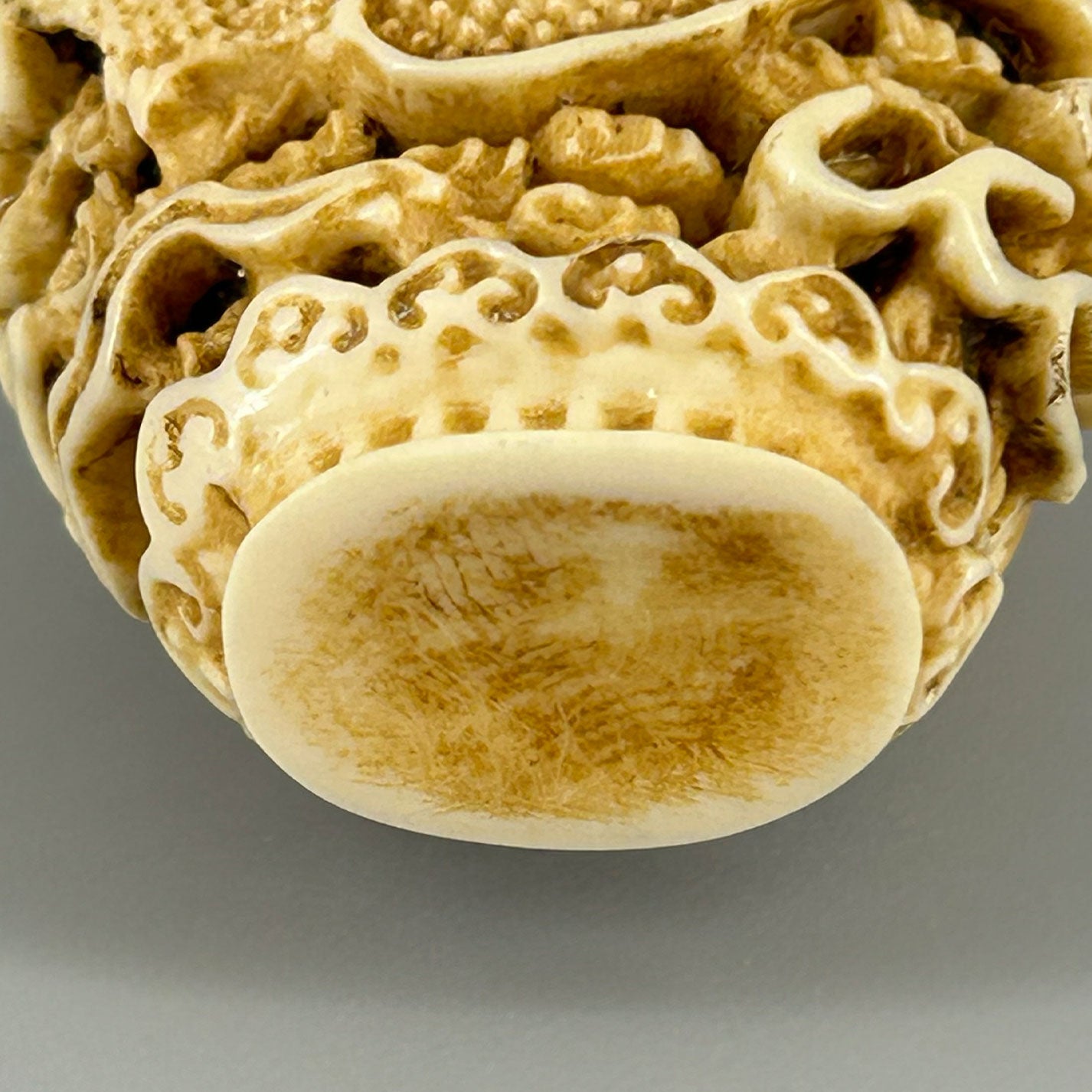 Ivory snuff bottle