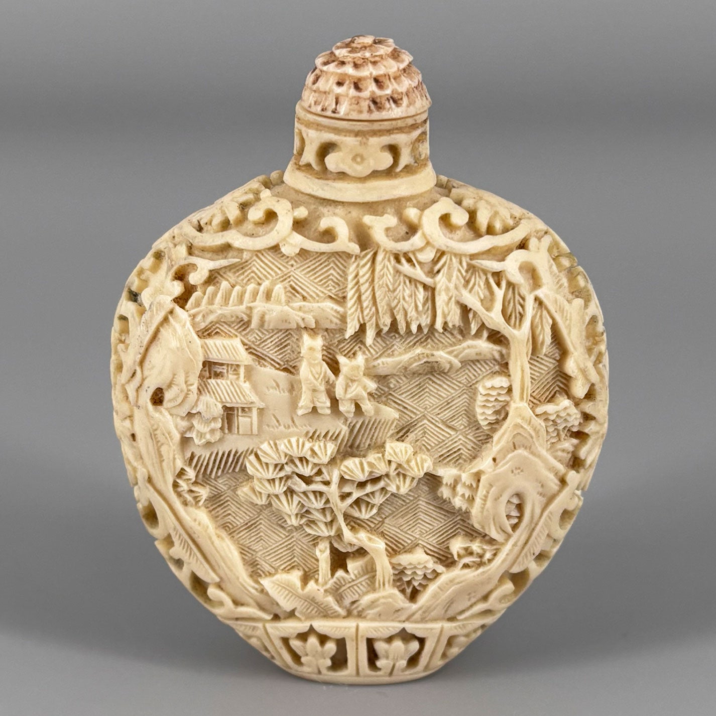 Ivory snuff bottle