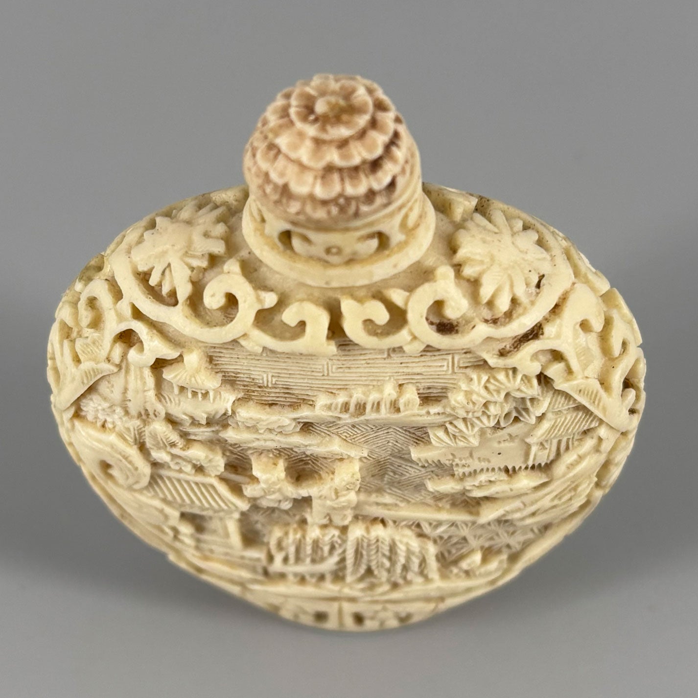 Ivory snuff bottle