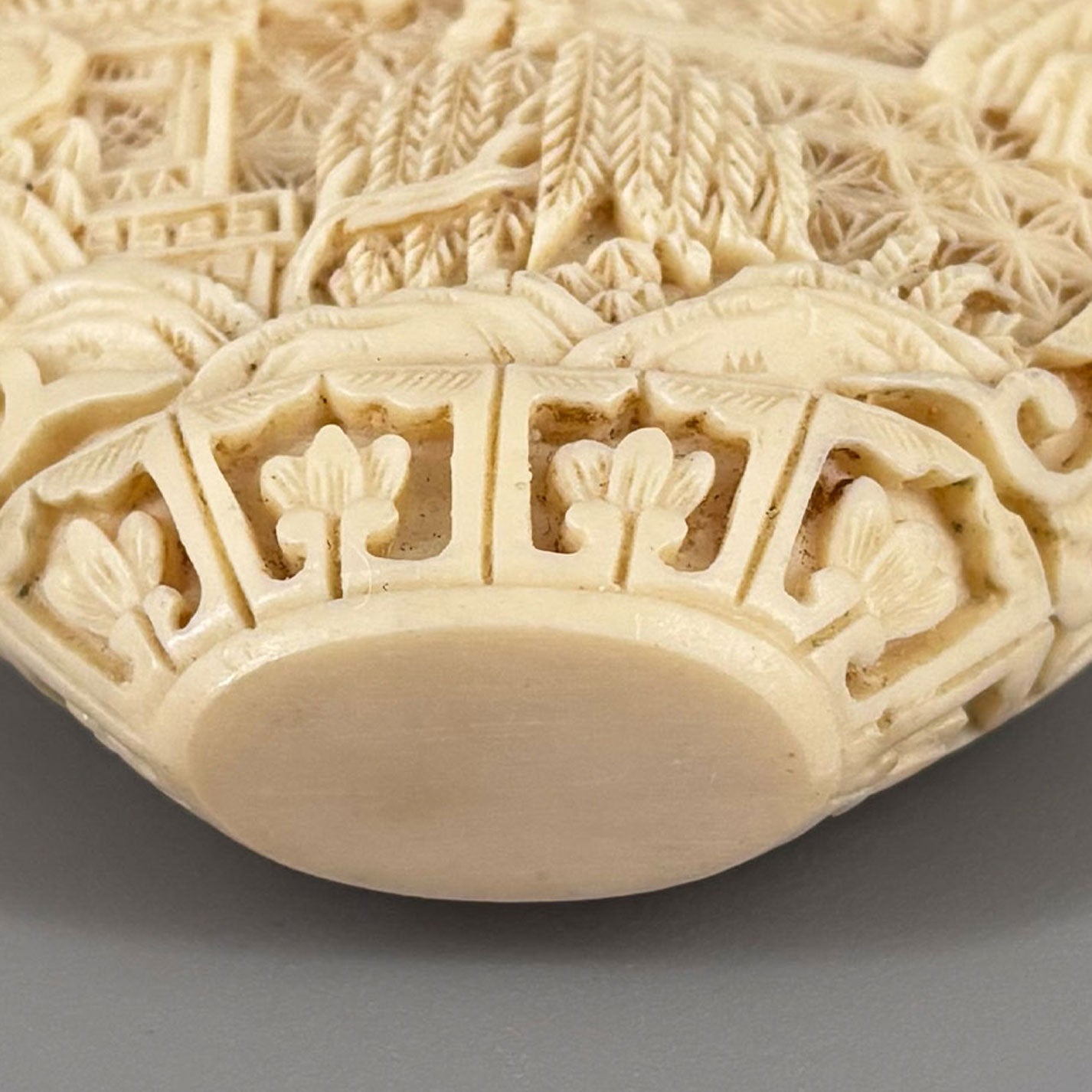 Ivory snuff bottle