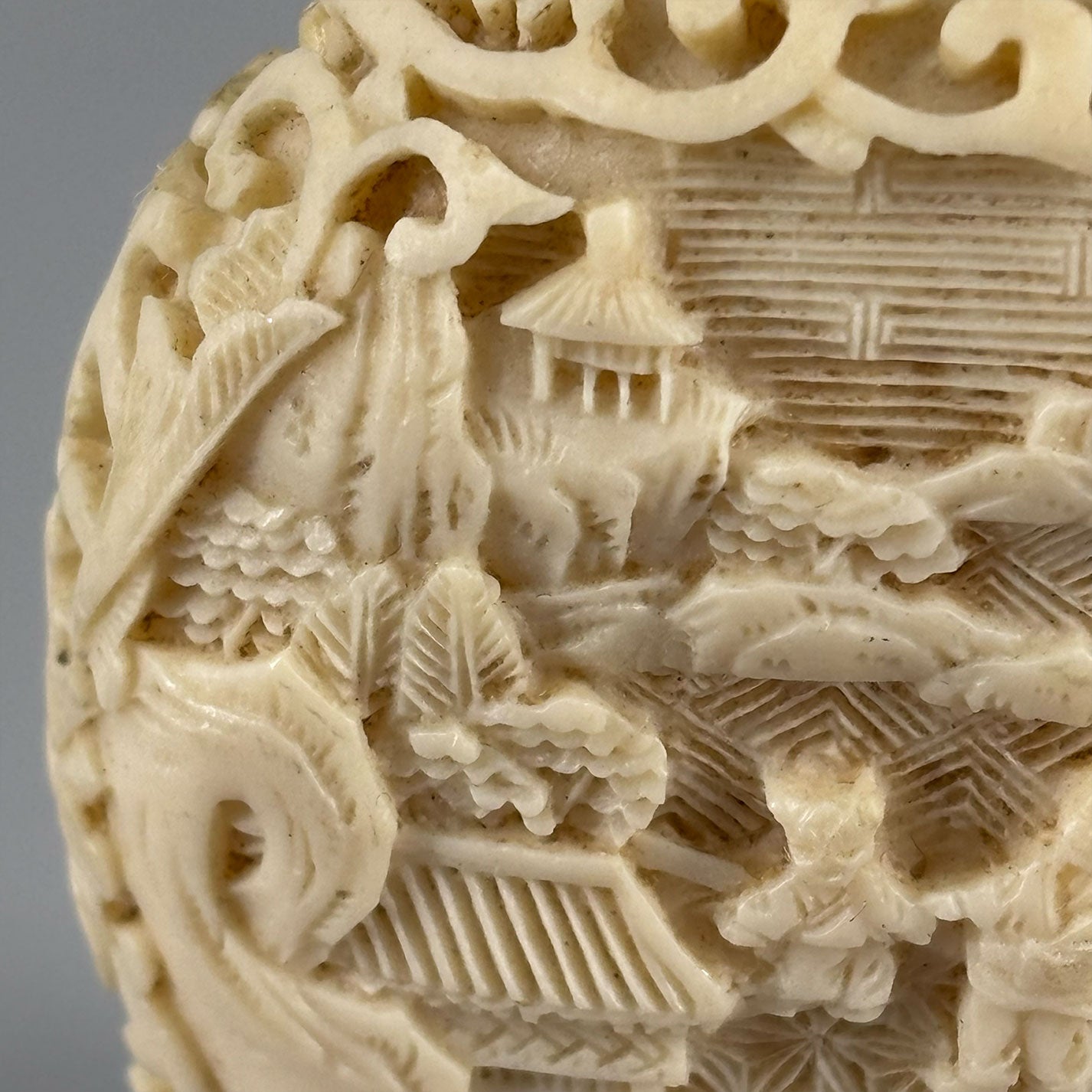 Ivory snuff bottle