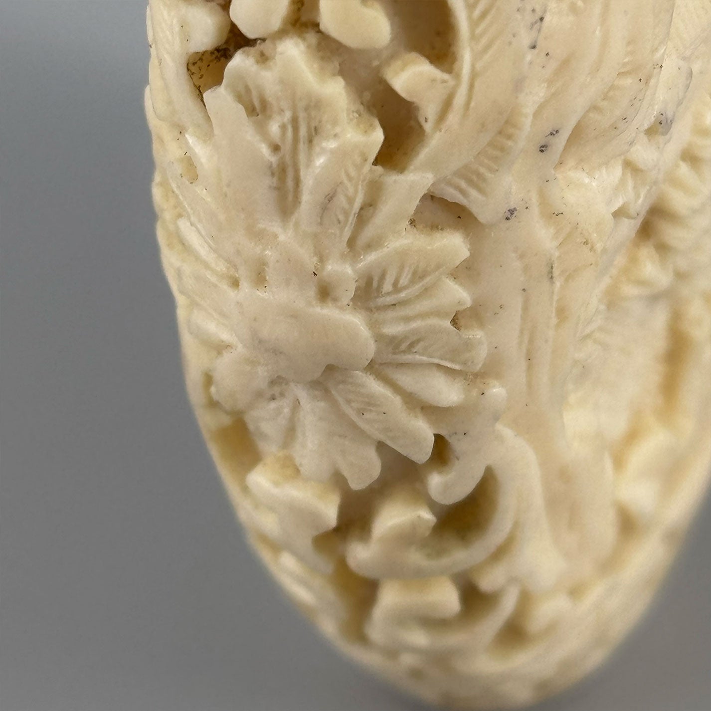 Ivory snuff bottle