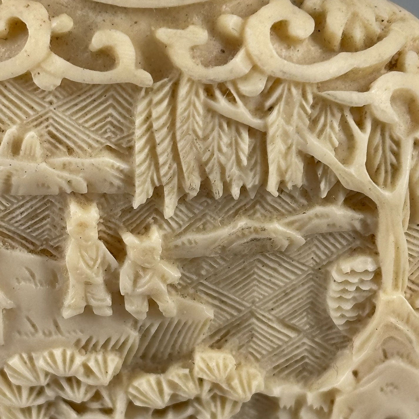 Ivory snuff bottle