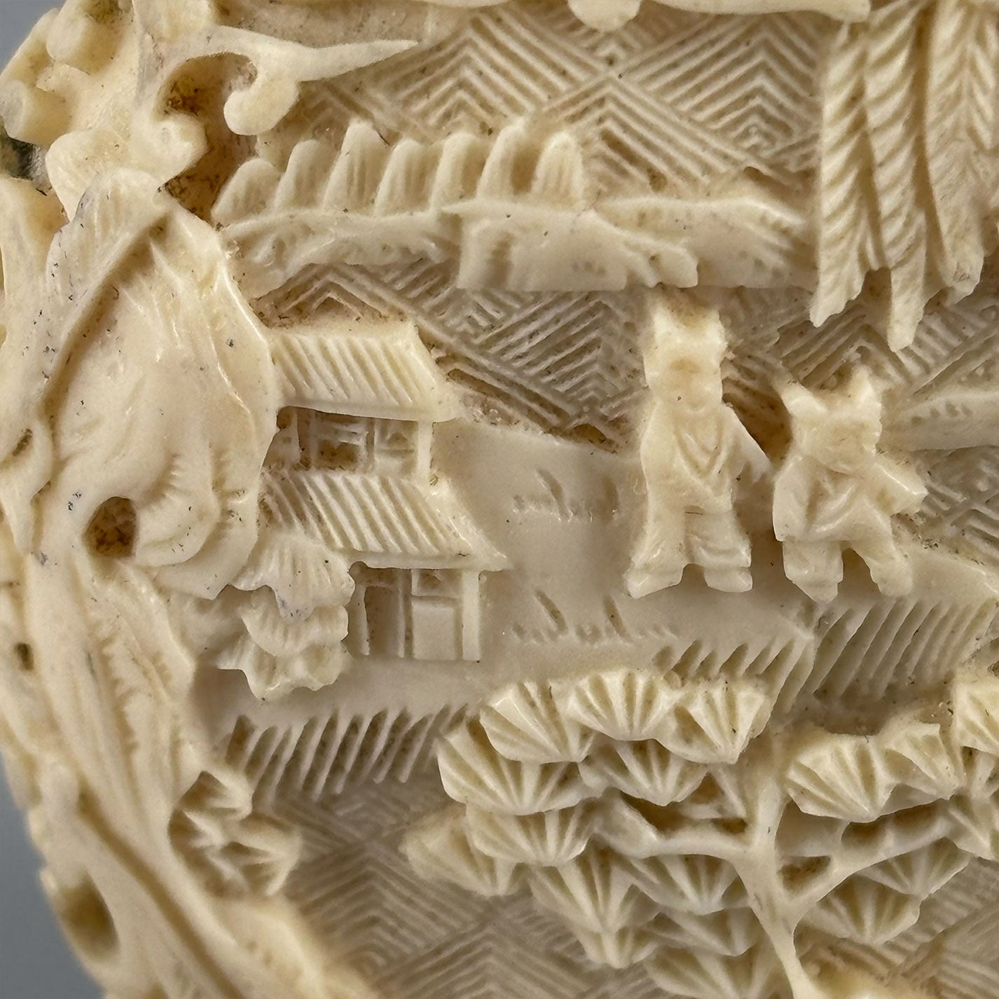 Ivory snuff bottle