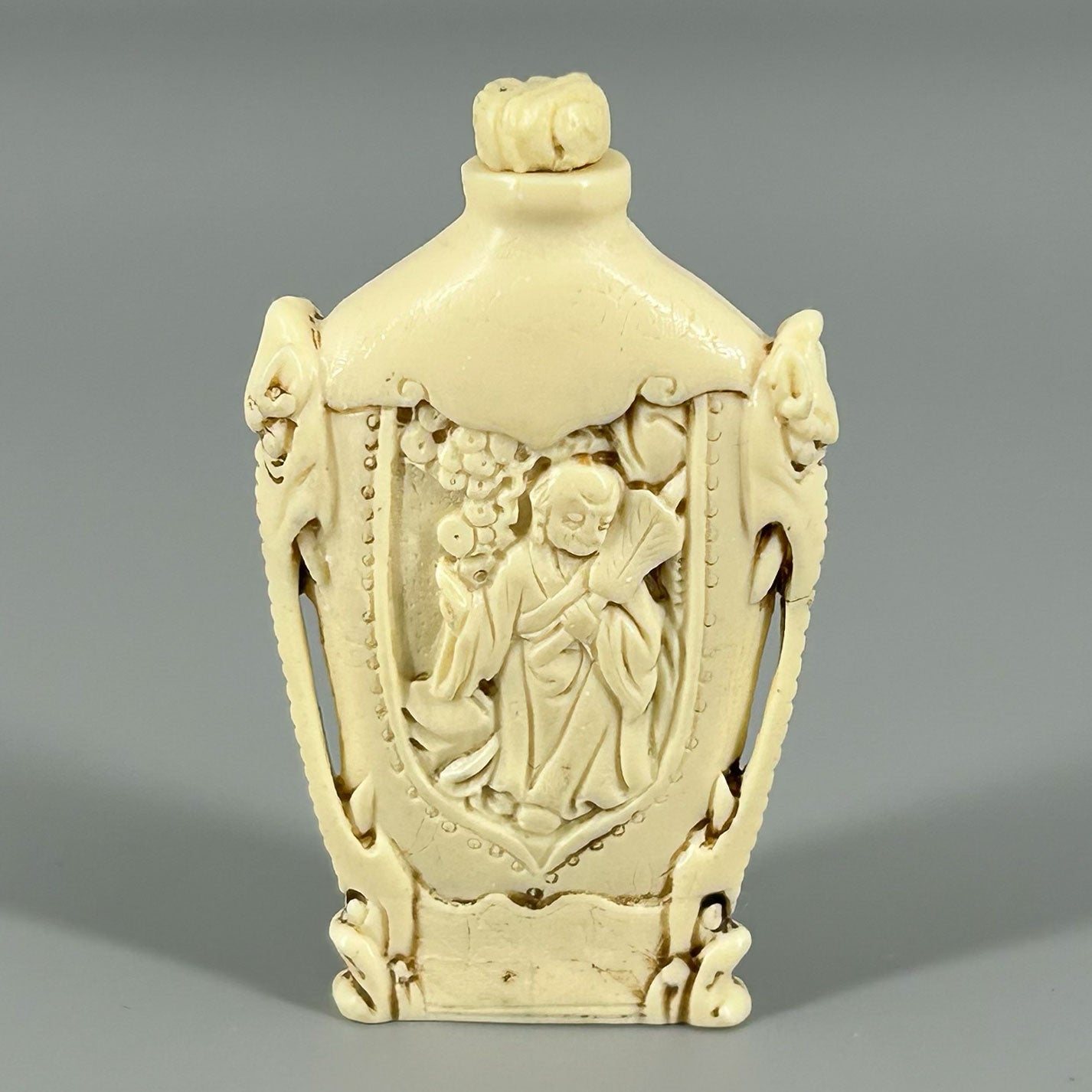 Ivory snuff bottle