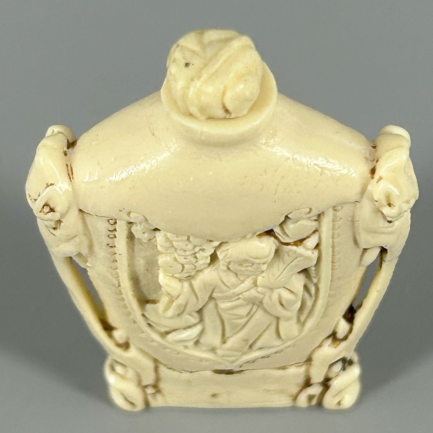 Ivory snuff bottle