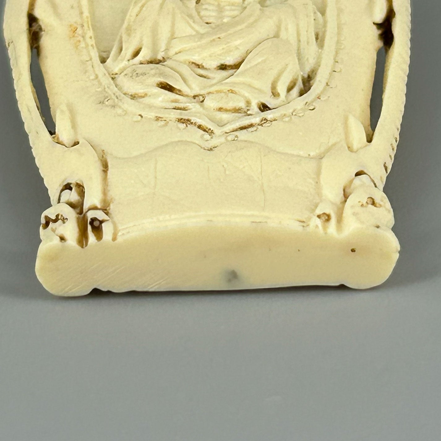 Ivory snuff bottle