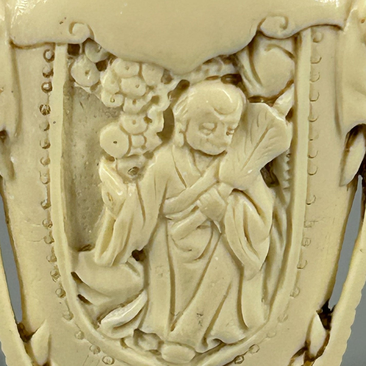 Ivory snuff bottle