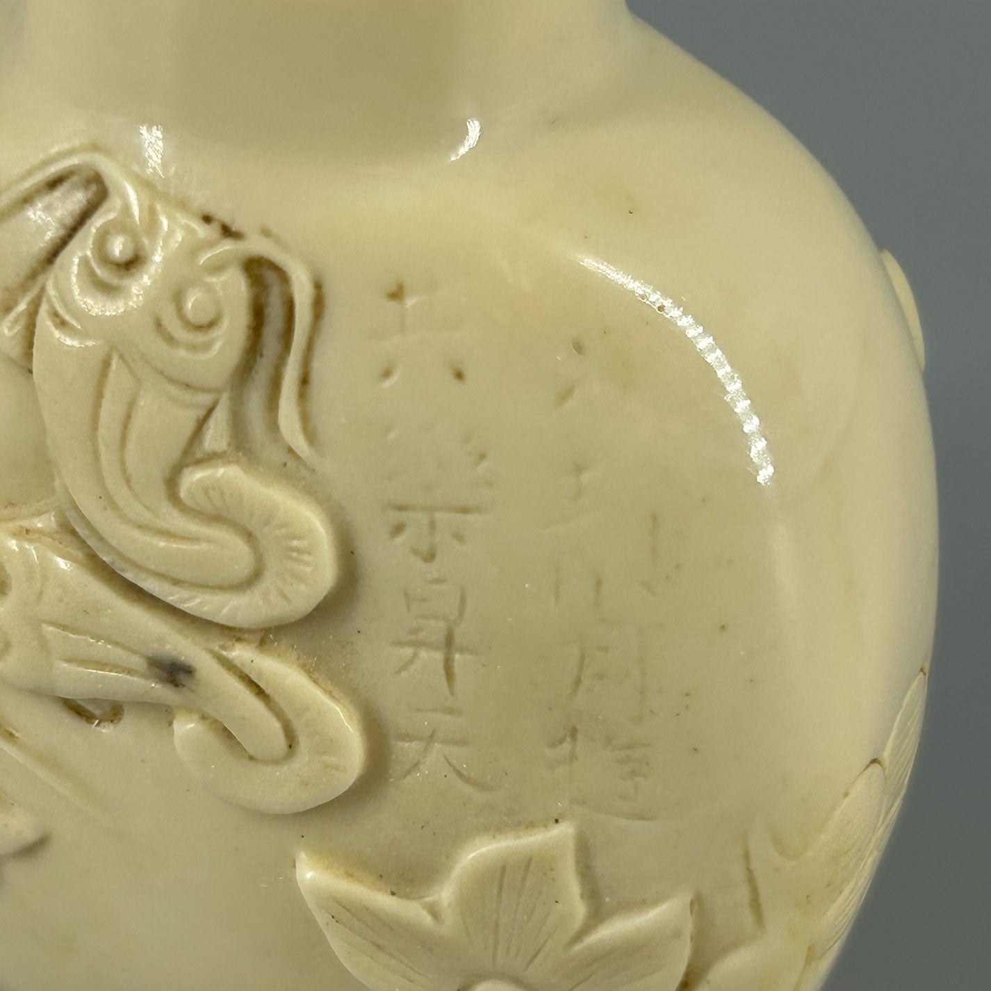 Ivory snuff bottle