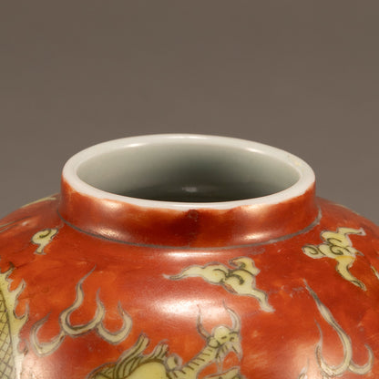 紅地雙龍戲珠蓋壺