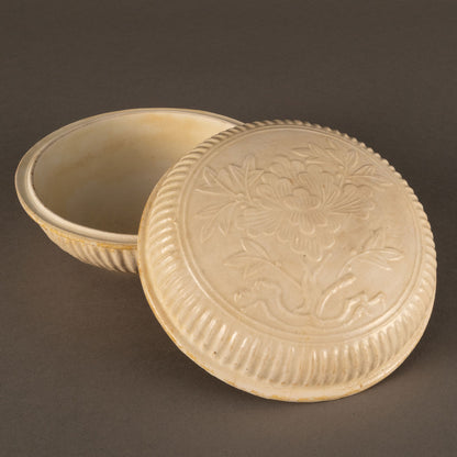 白釉刻花花卉紋香合