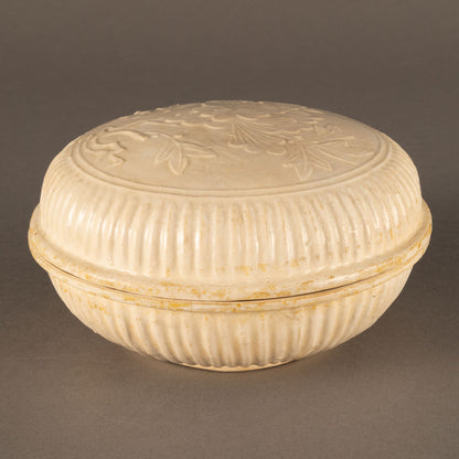 白釉刻花花卉紋香合